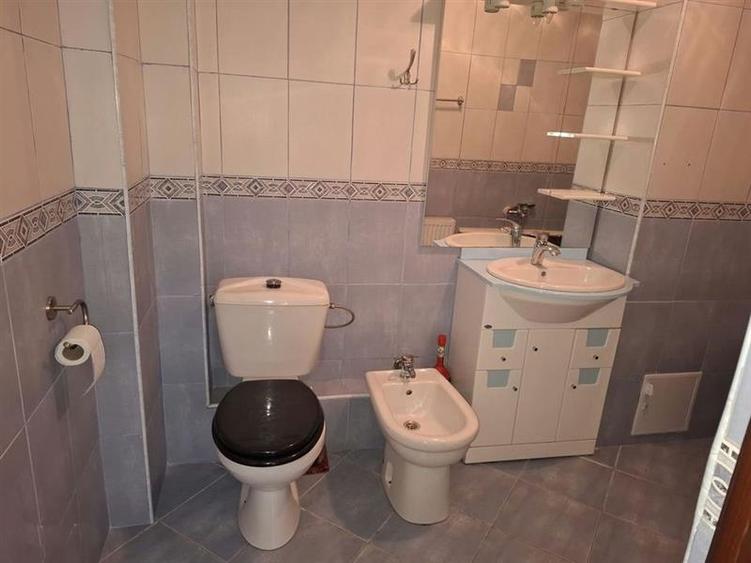 Apartament cu 4 camere semidecomandat în Triaj