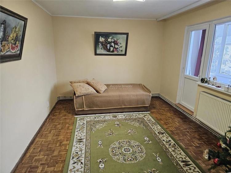 Apartament cu 3 camere decomandat în Micro II