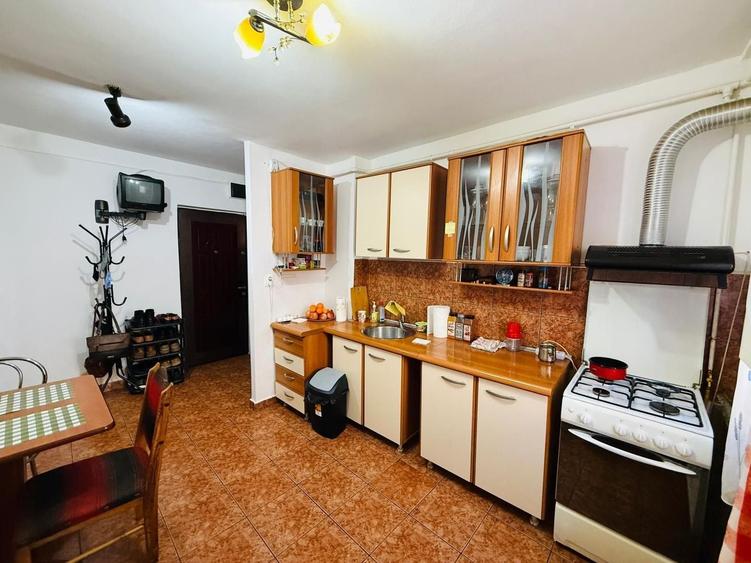 Apartament cu 2 camere semidecomandat, mobilat în Soarelui
