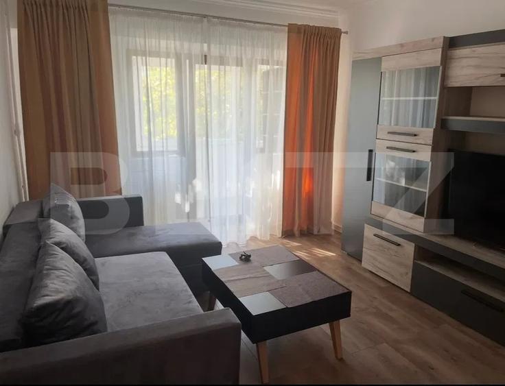 Apartament cu 3 camere decomandat, mobilat în Podul de Fier