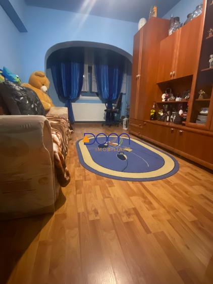 Apartament cu 4 camere decomandat în Central
