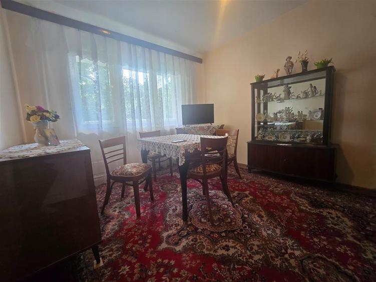 Apartament cu 3 camere semidecomandat în Podu Roș