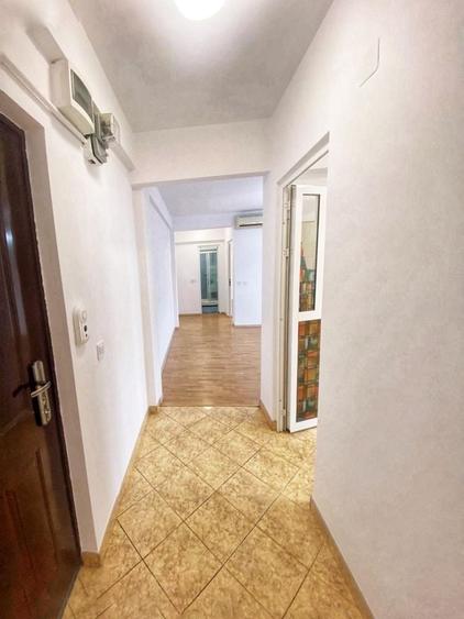 Apartament cu 3 camere semidecomandat în Central