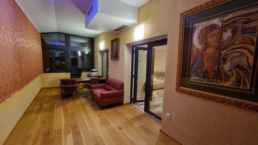 Penthouse cu 5 camere decomandat, mobilat în Central