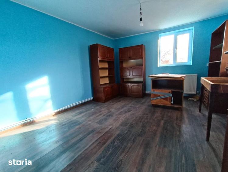 Casă cu 3 camere semidecomandat cu Teren 1500 Mp în Românești
