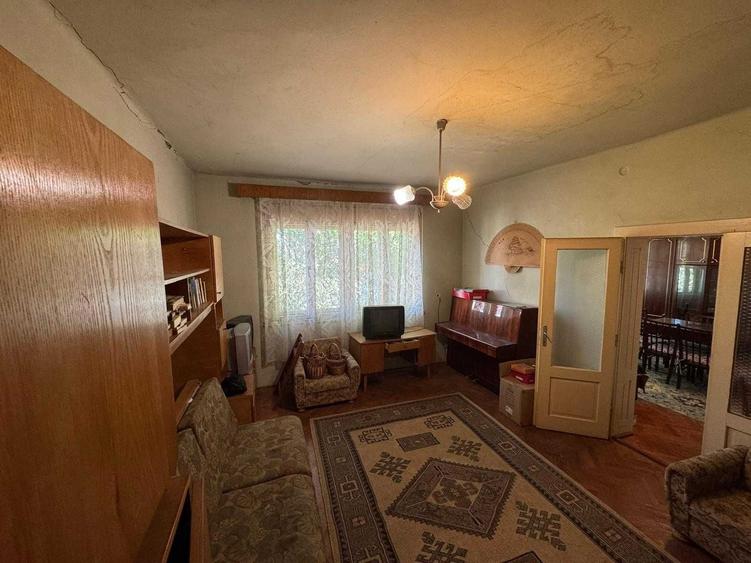 Casă cu 3 camere decomandat în Central
