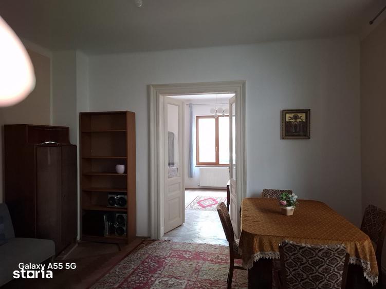 Apartament cu 3 camere semidecomandat în Schei