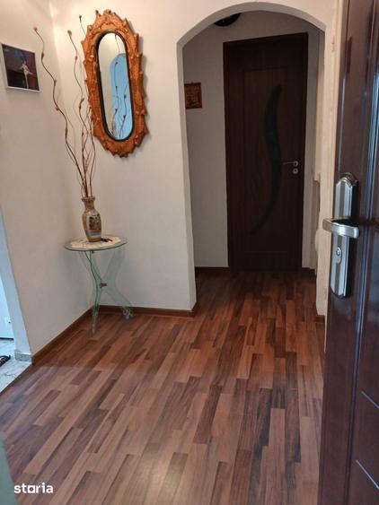 Apartament cu 2 camere decomandat în Broșteni