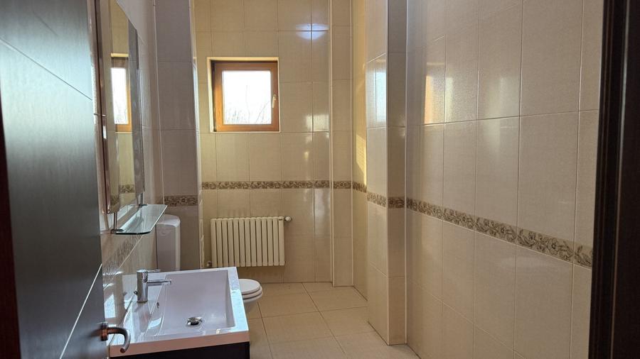 Casă individuală cu 7 camere cu Piscina în Eroii Revoluției