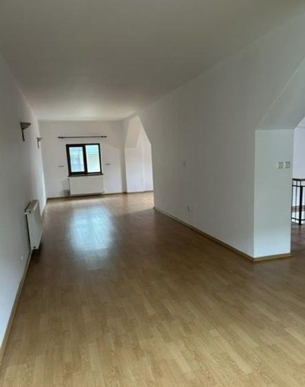 Casă individuală cu 5 camere cu Teren 250 Mp în Tei