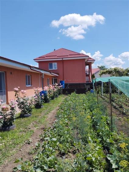 Casă individuală cu 9 camere cu Canalizare în 9 Mai