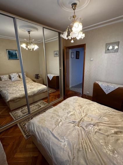 Apartament cu 3 camere semidecomandat în Bucur Obor