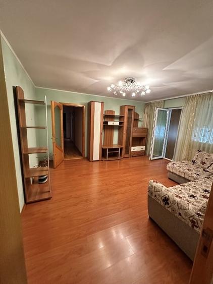 Apartament cu 3 camere semidecomandat, mobilat în Orizont