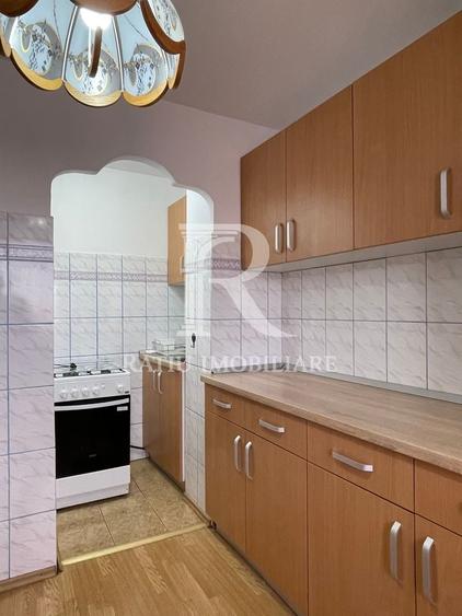 Apartament cu 3 camere decomandat, mobilat în Nufărul