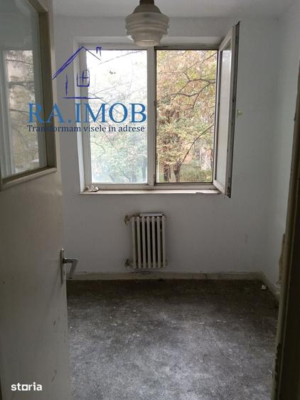Apartament cu 3 camere semidecomandat în Republicii