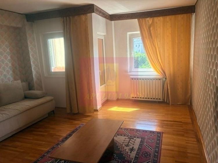 Apartament cu 3 camere decomandat în Drumul Sării