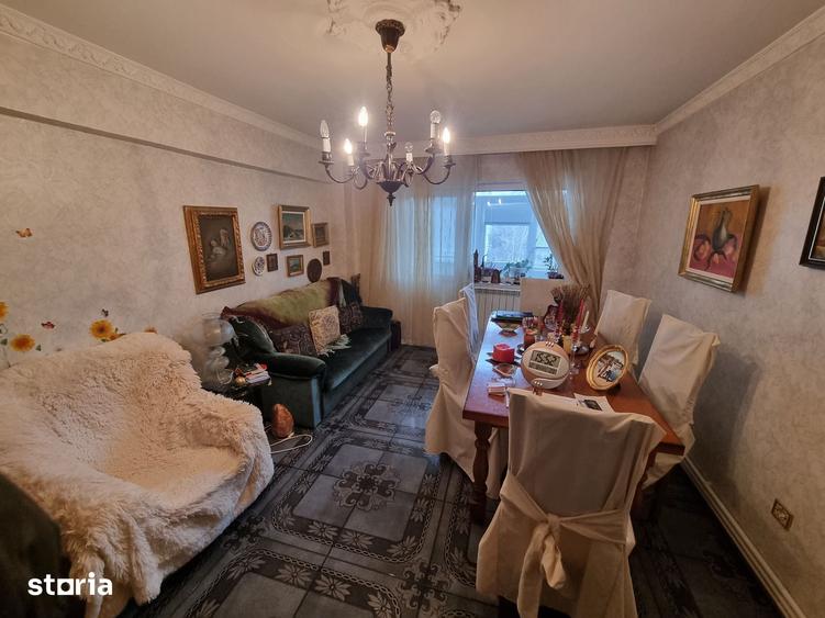 Apartament cu 4 camere decomandat în Delfinariu