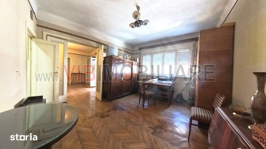 Apartament cu 3 camere semidecomandat în Moșilor