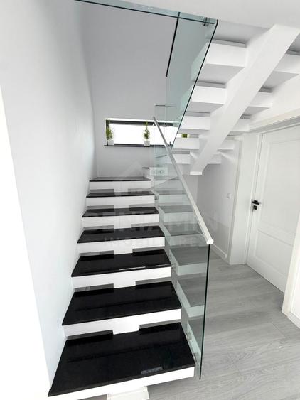 Casă cu 5 camere cu Teren 301 Mp în Cârcea
