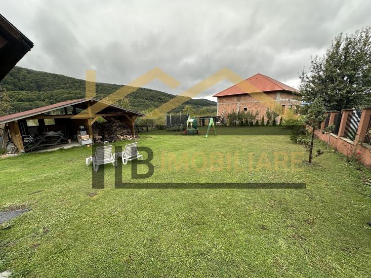 Casă individuală cu 8 camere cu Canalizare în Praid