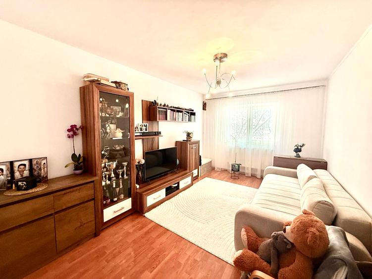 Apartament cu 3 camere, mobilat în Nicolina