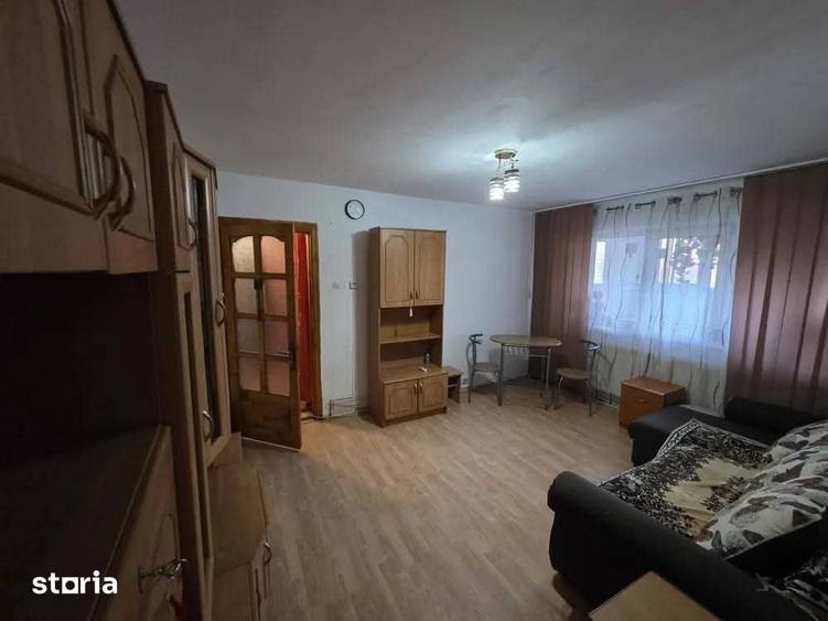 Apartament cu 3 camere semidecomandat în Calea București
