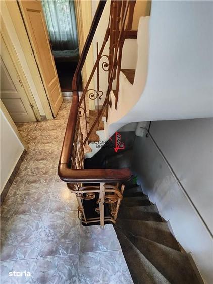 Casă cu 8 camere cu Teren 374 Mp în Grivița