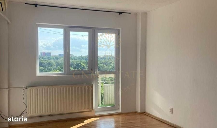 Apartament cu 3 camere semidecomandat în Tineretului