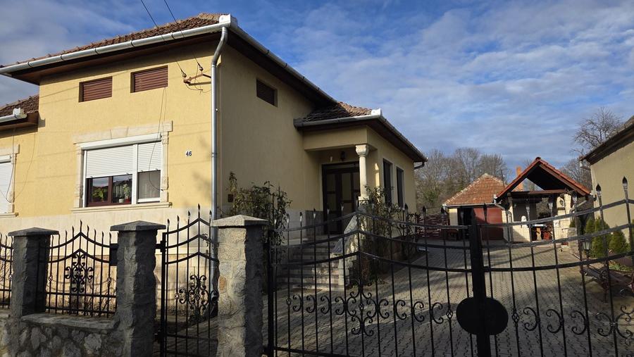 Casă cu 4 camere în Bâlc