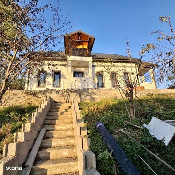 Casă cu 4 camere cu Teren 1730 Mp în Central