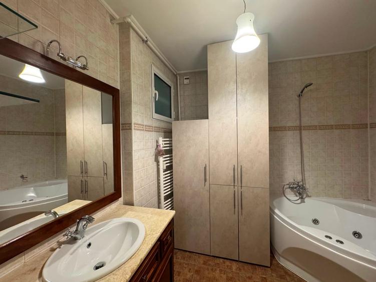 Apartament cu 3 camere semidecomandat în Aviatorilor