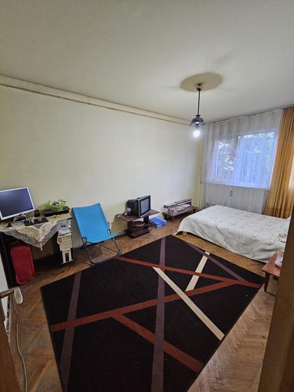 Apartament cu 3 camere decomandat în Titan