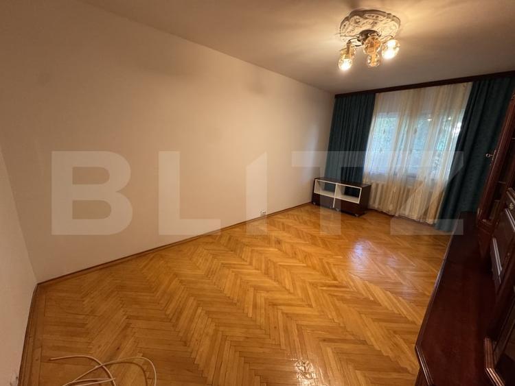 Apartament cu 3 camere decomandat, mobilat în Sărari