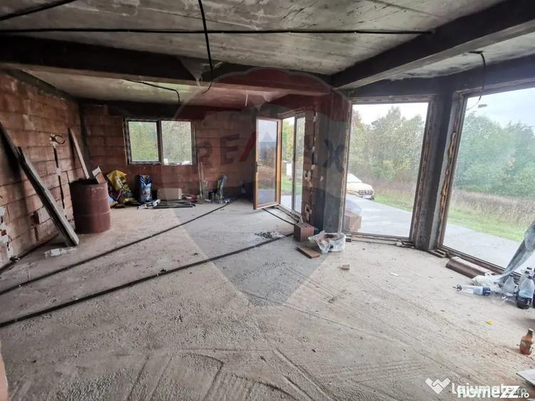 Casă cu 5 camere cu Teren 6400 Mp în Copalnic