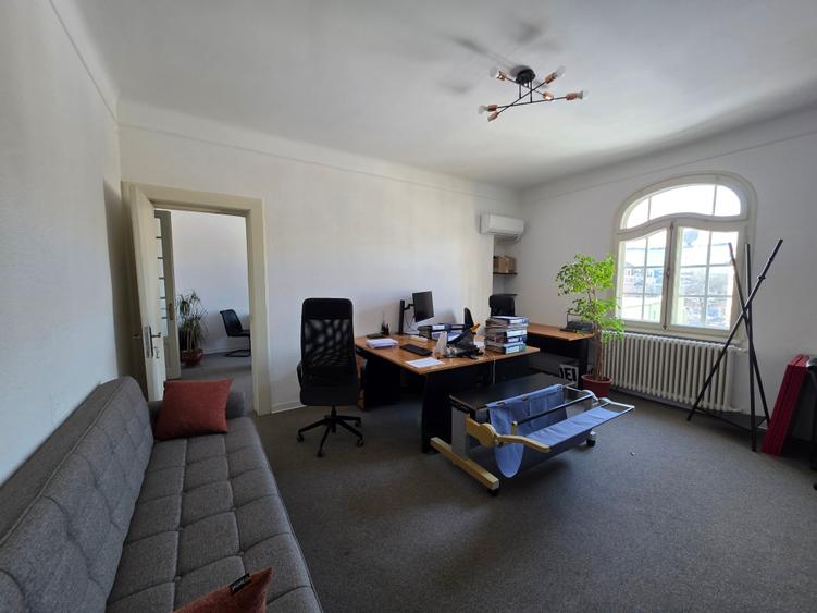 Apartament cu 5 camere decomandat în Calea Victoriei
