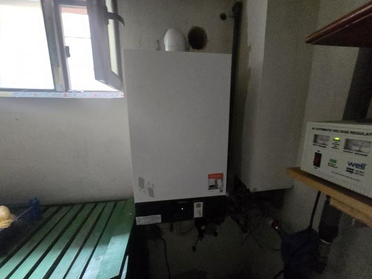 Casă individuală cu 6 camere cu Canalizare în Rolast