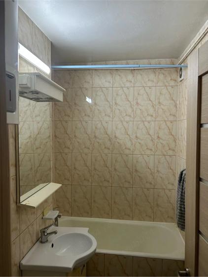 Apartament cu 3 camere semidecomandat în Colentina
