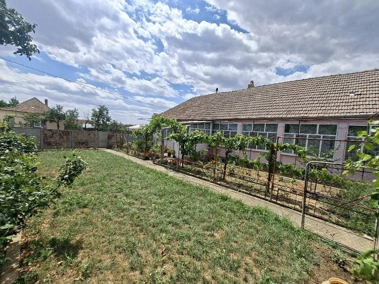 Casă cu 2 camere cu Teren 2000 Mp în Călacea