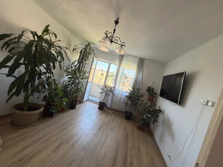 Apartament cu 3 camere semidecomandat în Zamfirescu