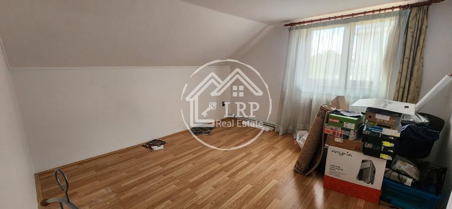 Casă individuală cu 8 camere cu Canalizare în Voluntari