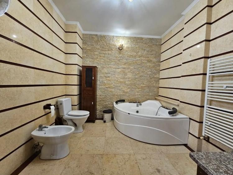 Spațiu comercial, de 600 mp, în Trocadero