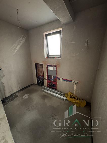 Apartament cu 3 camere semidecomandat în Andrei Mureșanu