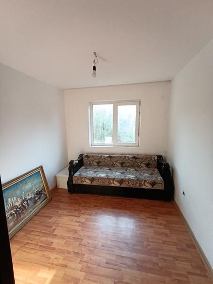 Apartament de vanzare 2 dormitoare, o sufragerie, 2 holuri, 1 bucatarie, 1 baie - 3