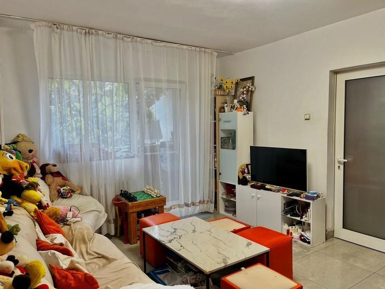 Apartament cu 4 camere semidecomandat în Micălaca