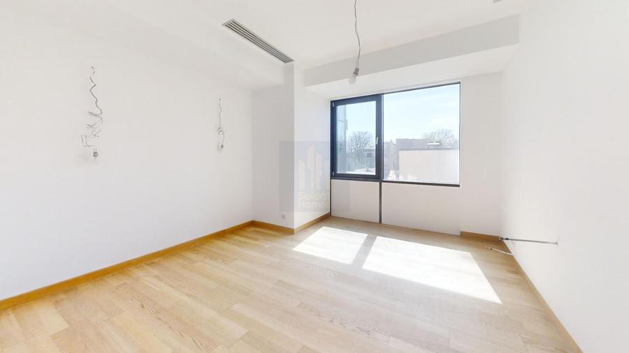 Apartament cu 4 camere semidecomandat în Eminescu