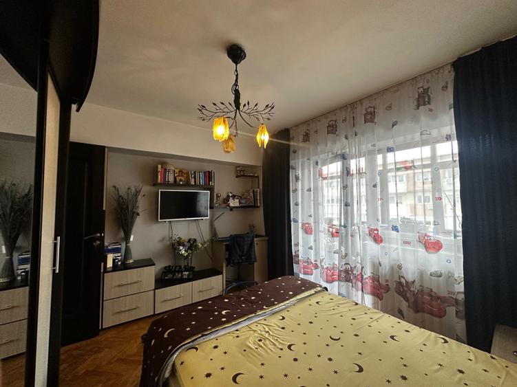 Apartament cu 4 camere decomandat în Sărari