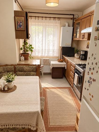 Apartament cu 3 camere decomandat în Exterior Vest