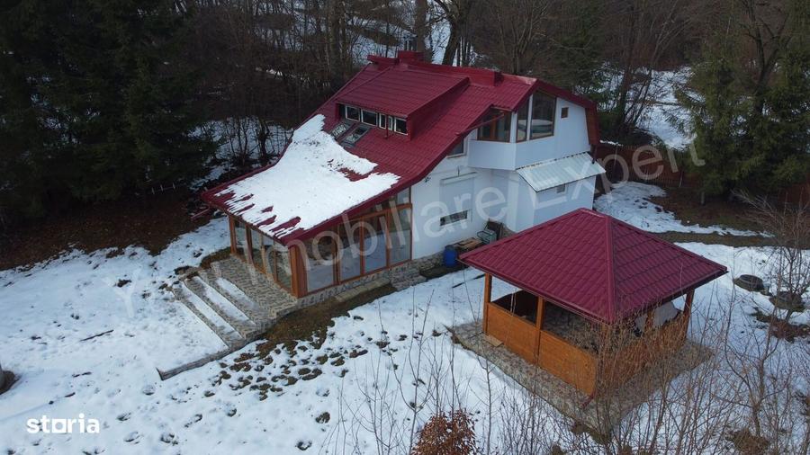 Casă cu 4 camere cu Teren 1435 Mp în Bradu