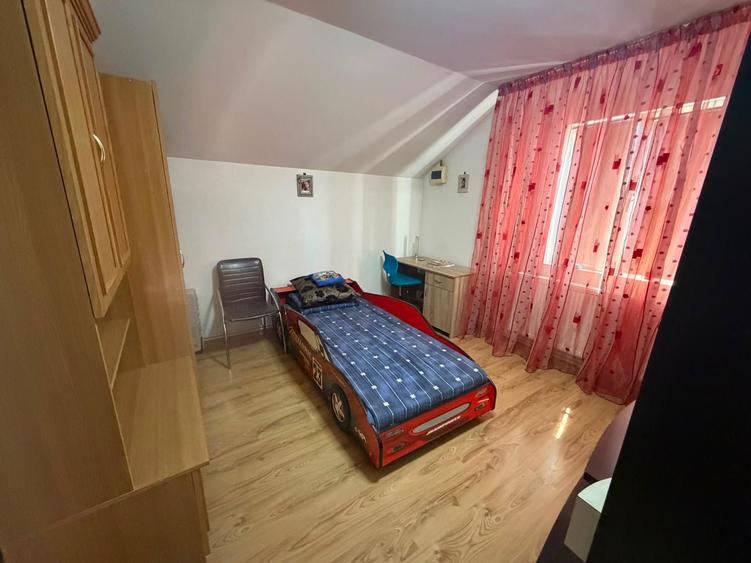 Casă cu 4 camere în Exterior Vest