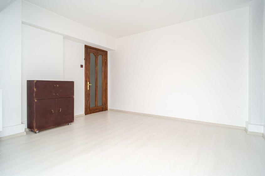 Apartament cu 3 camere, mobilat în Bucium